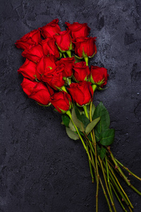 黑石背景上的红玫瑰束图片