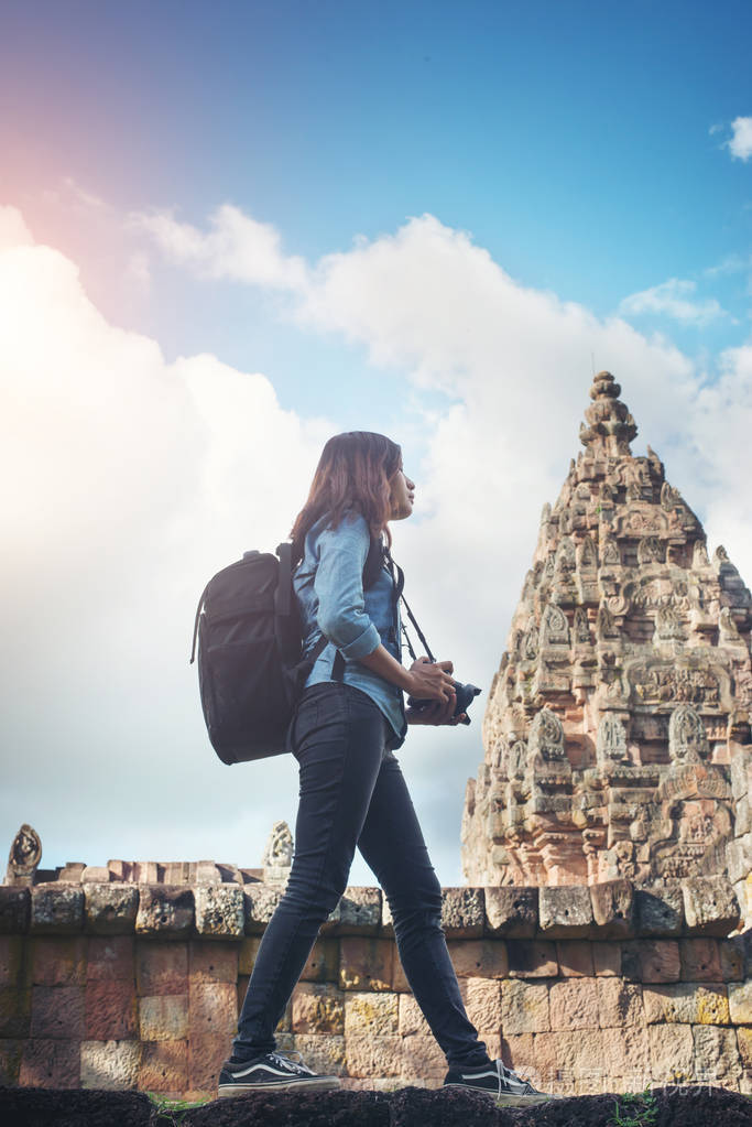 年轻迷人的女人摄影师的背包来的游客照片-正版商用图片046wgf-摄图新