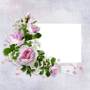 粉红色玫瑰与卡片为文本, 信封和丝带在复古背景