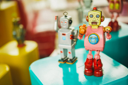老式粉红色机器人玩具的颜色模糊背景。机器人与过去的设计