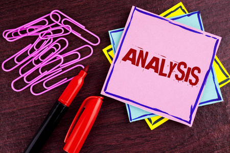 文字分析。新网站增长发展战略分析计划的商业概念写在粉红色粘纸条纸上的木质背景标记和回形针