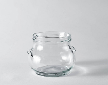 光表面的蜂蜜空玻璃瓶