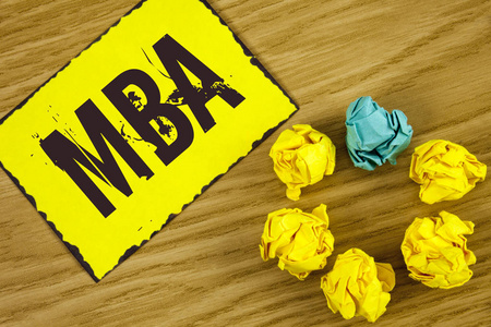手写文字 Mba。概念意义工商管理硕士学位论文写在纸上的粘纸球旁边的纸张上皱着的纸条上