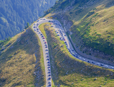 Transfagarasan 的山路，罗马尼亚交通堵塞。