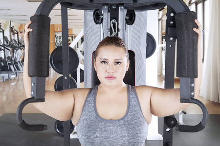 受启发的妇女使用手重量, 而行使女人行使与重量年轻夫妇一起行使与