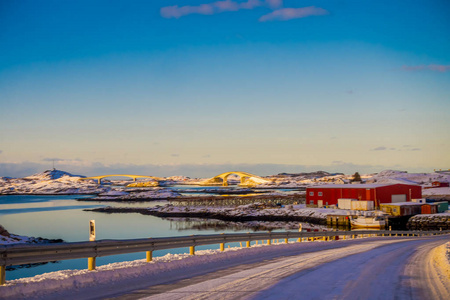 Skjelfjord 的冰冻街, 罗弗敦群岛 horizont 的一座 gimsoystraumen 桥