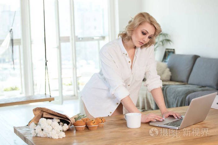 自由职业者的妇女在家工作