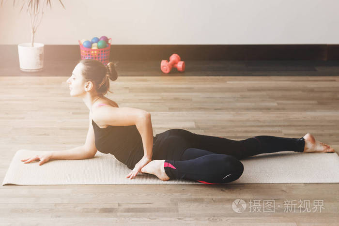 女人在垫子上做瑜伽练习, 室内照片-正版商用图片0470m5-摄图新视界