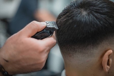理发师使割人电动剃须刀男士护理头软焦点照片