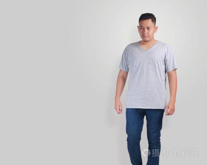 站立的年轻人, 灰色衬衣嘲笑