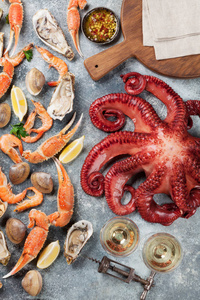 海鲜和葡萄酒。章鱼, 牡蛎, 龙虾, 虾, 蛤蜊烹饪。顶部视图