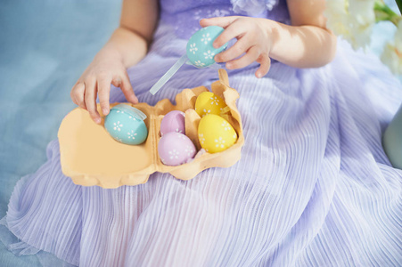 小女孩把彩色复活节彩蛋包装, 作物