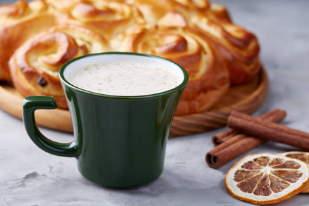 自制玫瑰面包, 杯咖啡, 茴香和肉桂白色纹理背景, 特写, 浅深度的领域