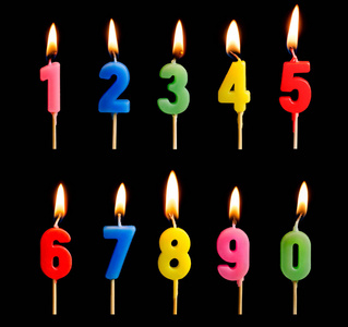 用数字 数字, 日期 的形式燃烧蜡烛, 在黑色背景下分离蛋糕。庆祝生日周年纪念日重要日期节日餐桌设置的概念