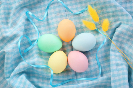 五颜六色的复活节彩蛋在织品