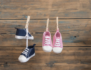 婴儿鞋挂在晾衣绳上