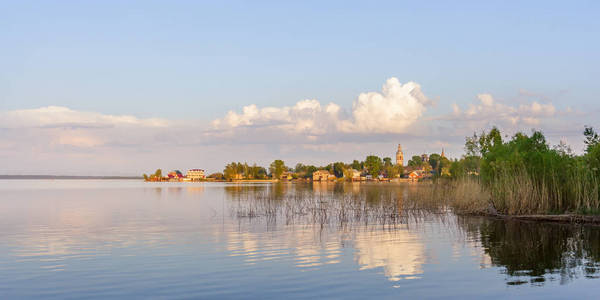 海滩上有湖泊和村庄的乡村风景图片