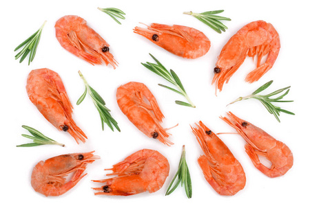 红色煮熟的虾或虾与迷迭香分离在白色背景。顶部视图。平躺