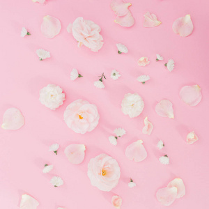 花框架由玫瑰和白色的花朵在粉红色的背景。平躺, 顶部视图。情人节背景