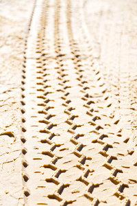 在沙漠海滩轨道车和卡车在沙子象抽象背景