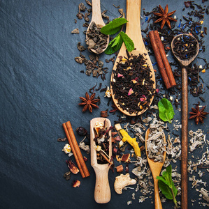 不同种类的茶在木制的勺子图片