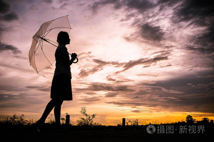 打伞的女孩伤感图片