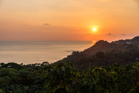 日落在圣安东尼奥, 哥斯达黎加热带太平洋海岸