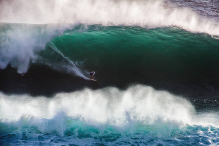 图片冲浪者在蓝色海洋大小牛波浪在加利福尼亚