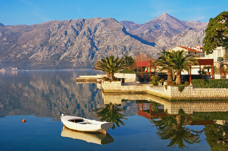 冬天地中海风景。黑山, Kotor 湾和 Dobrota 镇的看法