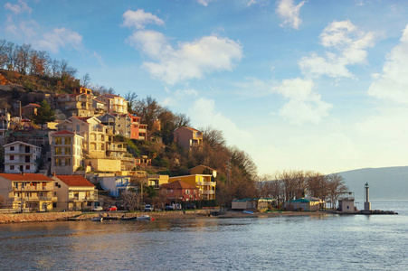Lepetane 地中海小镇的冬季景观。黑山