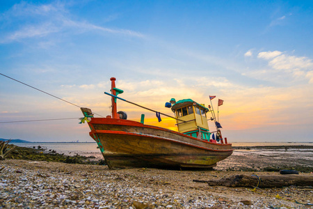 日落时在岸边捕鱼的小船海鸥飞和捕鱼海身边的大海和蓝天背景在湖上