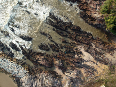 热带岩石海滩鸟瞰图