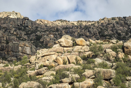 西班牙马德里省拉山脉国家公园 La Pedriza 的花岗岩岩层