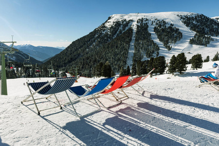 白云岩, 滑雪区与美丽的斜坡。在晴朗的天气里, 冬天的滑雪斜坡是空的。准备滑雪和晴朗的一天