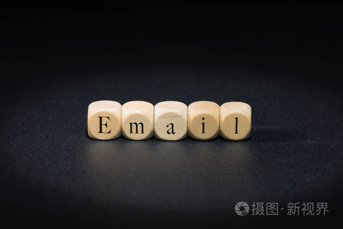 在木质立方体上的电邮词。电子邮件概念