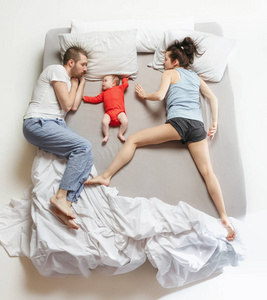 幸福家庭与一个新生的孩子在卧室的最高视图