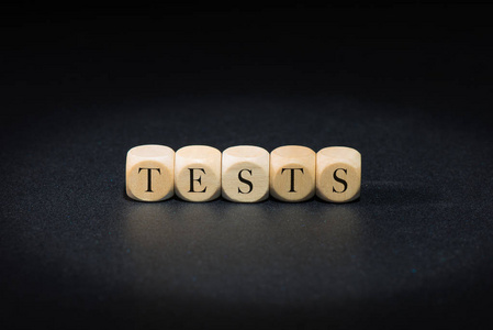 在木制立方体上测试单词。测试概念