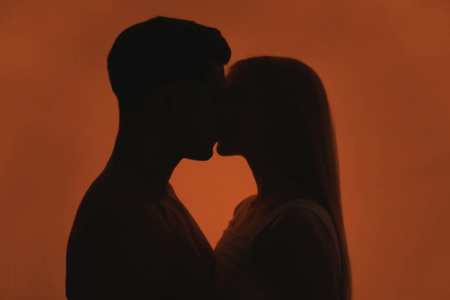 亲吻剪影图片