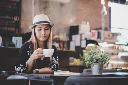 年轻的女商人喝咖啡的画像。商务妇女午餐在咖啡馆在她的工作休息期间