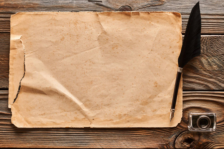 鹅毛笔 & 油墨鹅毛笔复古纸背景老式的卷轴和墨水的书写工具鹅毛笔