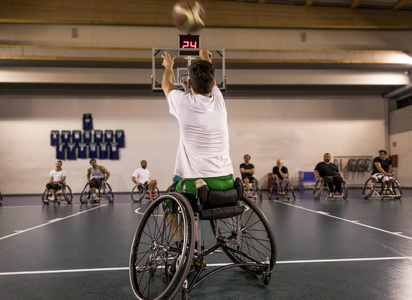 残疾人运动男子在打篮球时的行动