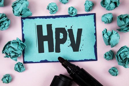 字写的文字 Hpv. 人乳突感染的商业概念关于纯粉红色背景纸球和标记的粘纸条纸上写的性传播疾病疾病