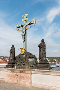 捷克布拉格的查尔斯桥上的一尊雕像