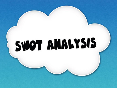 蓝天背景下的 Swot 分析信息白云云