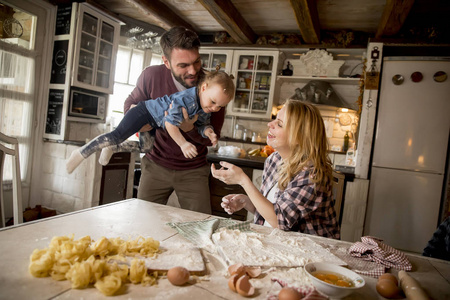 家庭快乐家在厨房做面食图片