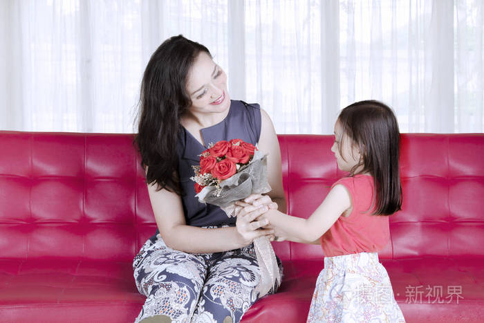 母亲节概念女儿给母亲一束红玫瑰
