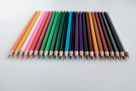 孤立在白色背景的彩色铅笔