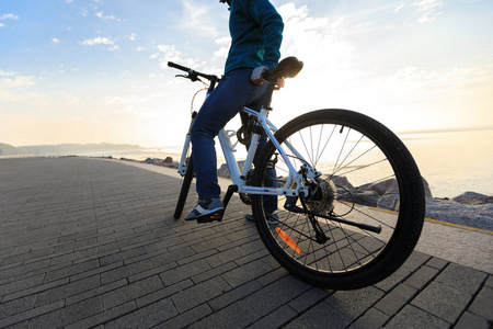 自行车骑单车在日出海岸的路径