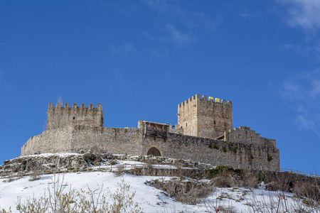 Argueso 村庄的城堡在坎塔布利亚西班牙在一个下雪的冬天天