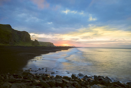 大西洋岸边令人难以置信的美丽日落。山上的海岸边, 长时间的暴露, 石水。新的一天的诞生。冰岛